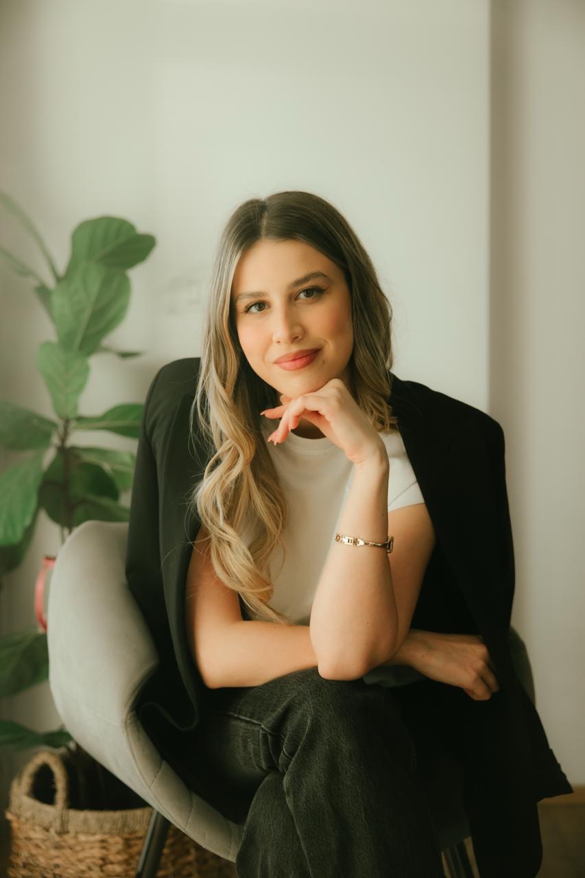 Portret al Oliviei Costin, cu bărbia sprijinită în palmă
